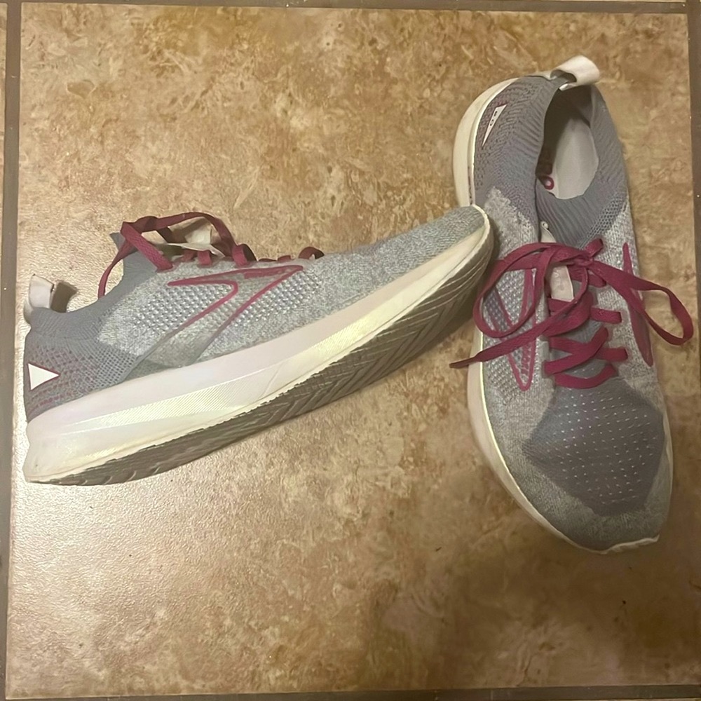 Brooks Levitate 5 Stealth Fit women’s 8.5 - Picture 2 of 9